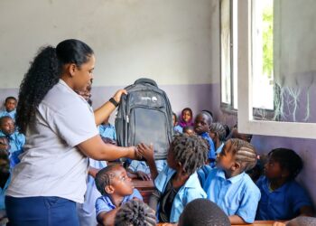 Cornelder de Moçambique entrega kits escolares a 300 crianças na cidade da Beira