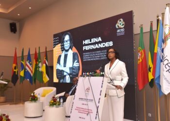 Com as iniciativas “Internet para Todos” e “Conectividade Rural”: Pretende-se conectar, até 2030, pelo menos 90% dos moçambicanos