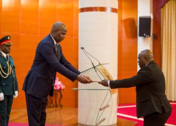 Banco de Moçambique volta a ser “far west” para promessas populistas de Chapo, banqueiros e empresários “camaradas”