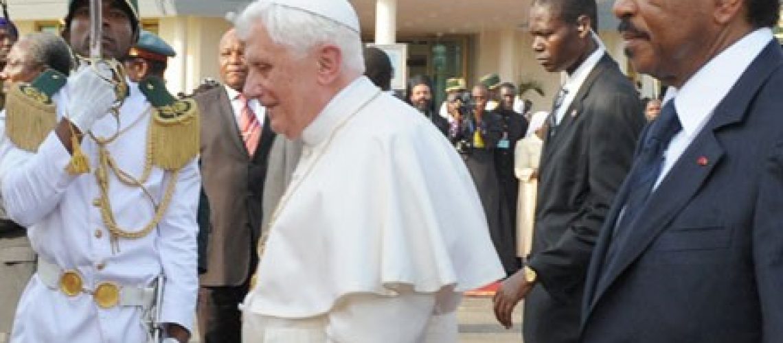 Papa chega a Angola