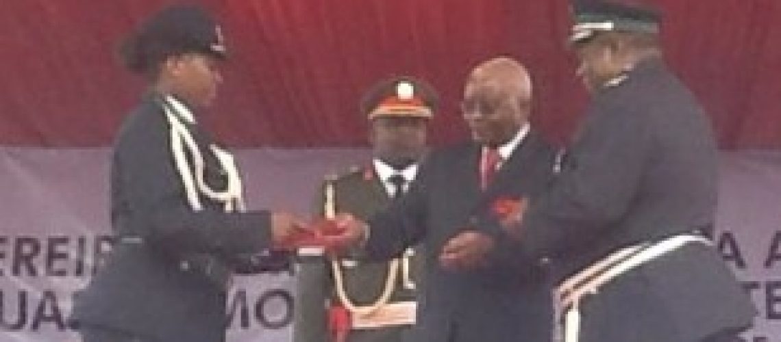 Presidende Guebuza condecora centenas de figuras 