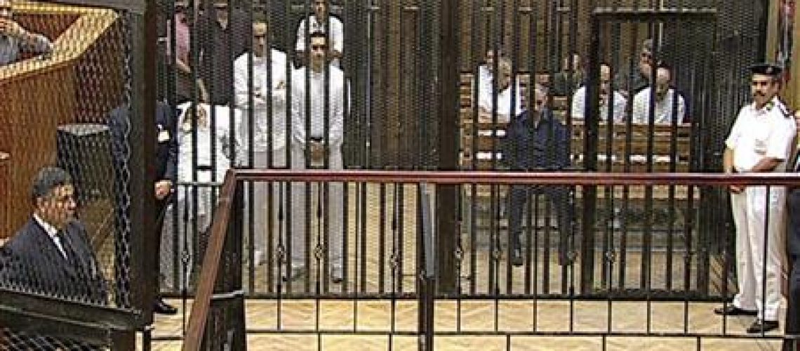 Julgamento de ex-presidente do Egito hipnotiza mundo árabe