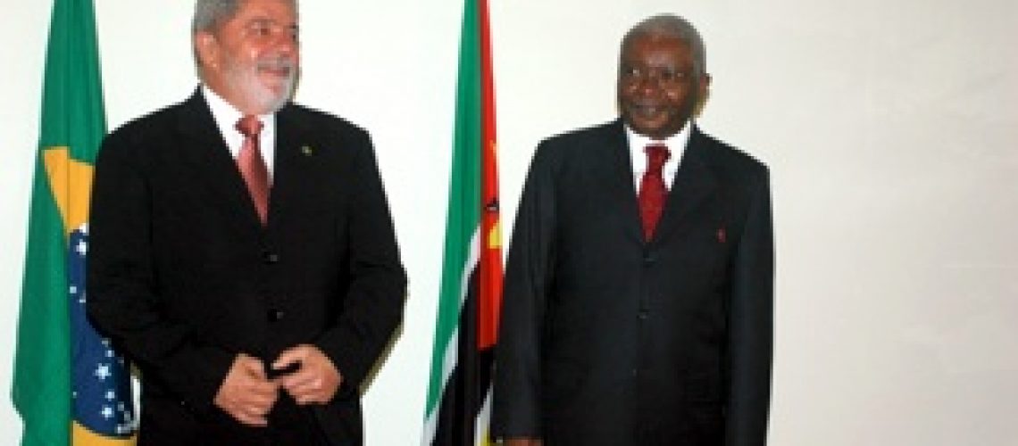 Guebuza comovido com os feitos de Lula da Silva