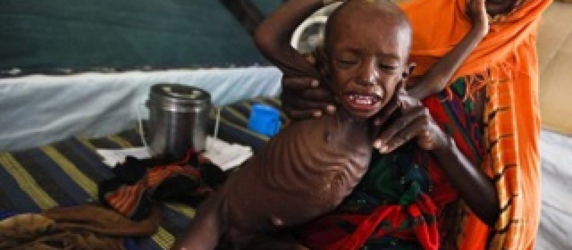 Fome mata crianças em "estradas da morte" na África