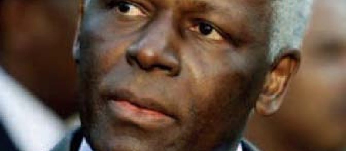 Presidente de Angola prepara-se para prolongar 30 anos de poder