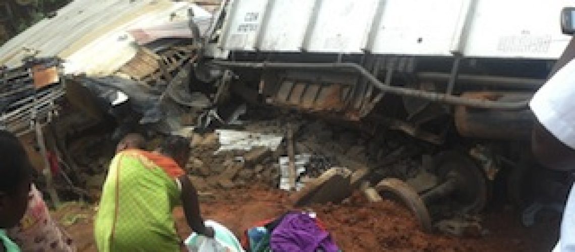 Comboio do Corredor de Desenvolvimento do Norte descarrila e destrói residências em Nampula
