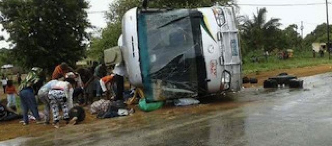 Autocarro de passageiros despista-se e capota em Inhambane