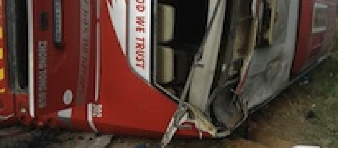 Autocarro de passageiros capota na Zambézia causando a morte de mãe e filha