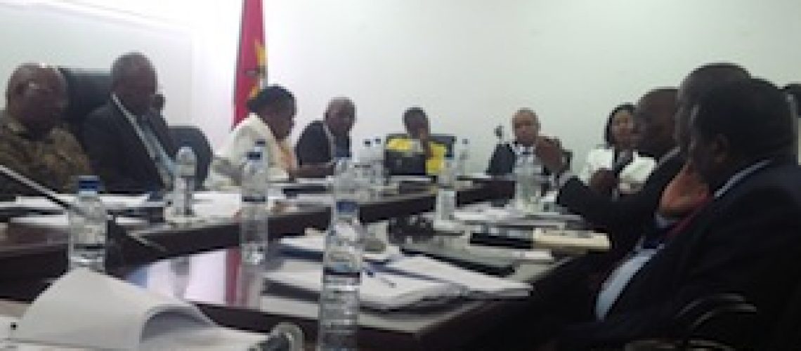 “Sempre que tivermos a possibilidade vamos pagar o 13º” esclarece ministro da Economia e Finanças de Moçambique