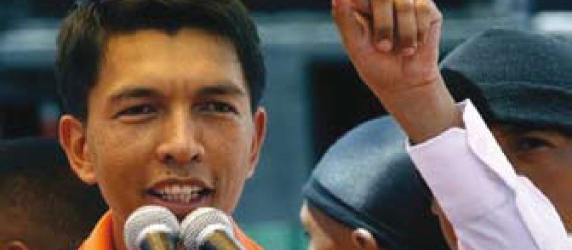 Militares entregam poder a Rajoelina