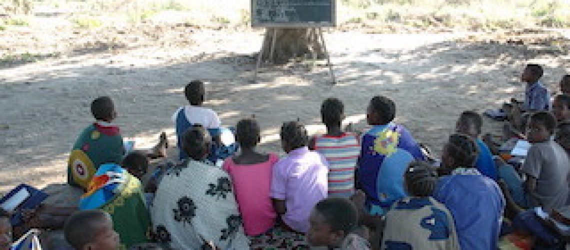 Mais de 341 mil alunos estudam em 6 mil turmas ao ar livre em Moçambique