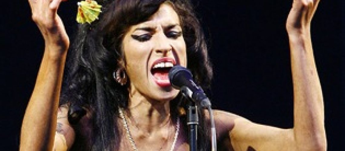 Amy Winehouse encontrada morta em casa