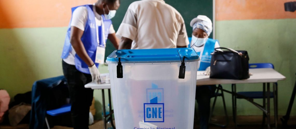 angola-urna-vota
