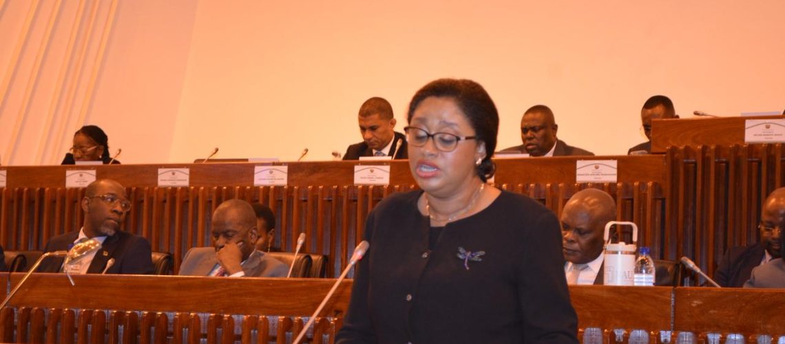 ar-1012-carla-louveira