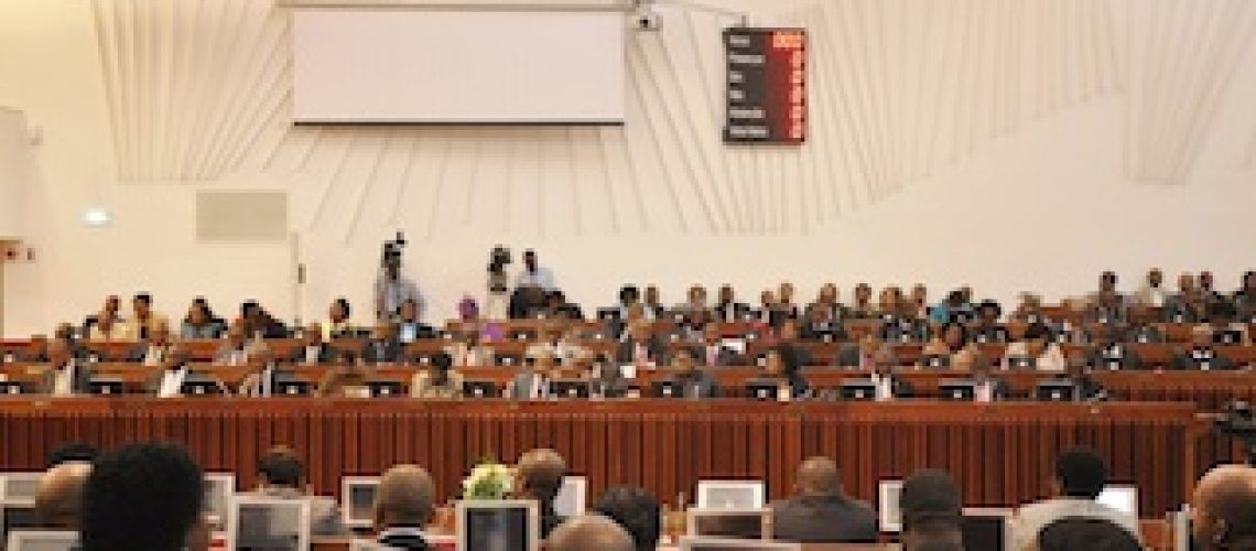 Sete deputados da Frelimo suspendem mandatos no Parlamento... outros três não tomaram posse