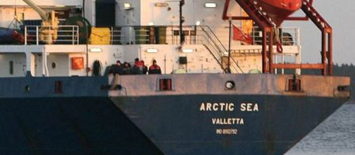 Cargueiro 'Arctic Sea' é encontrado com tripulantes a salvo