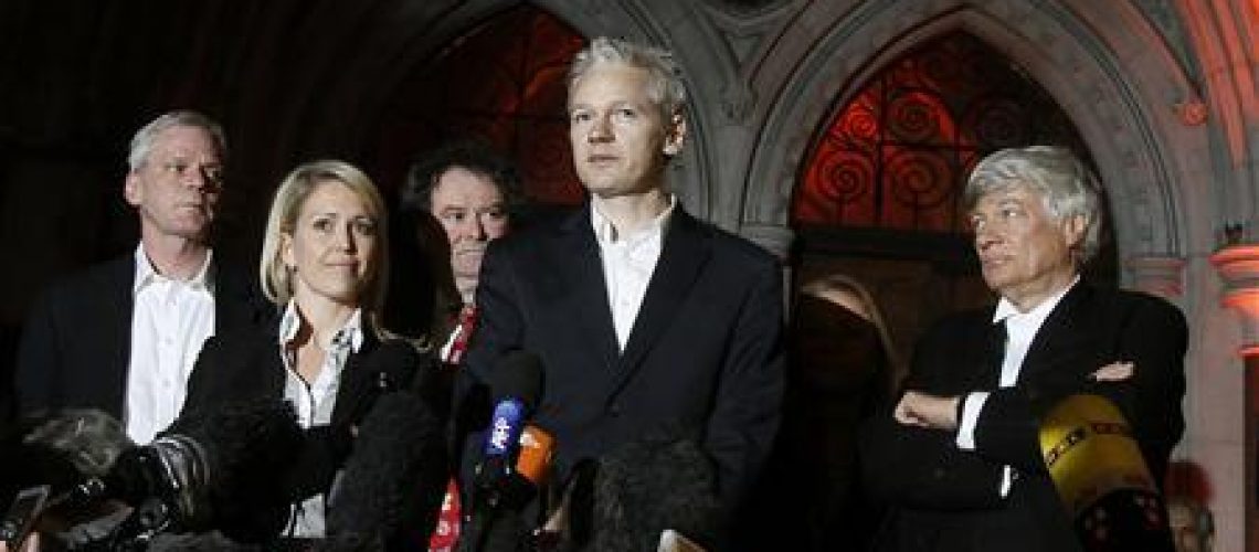 Fundador do WikiLeaks é libertado sob fiança