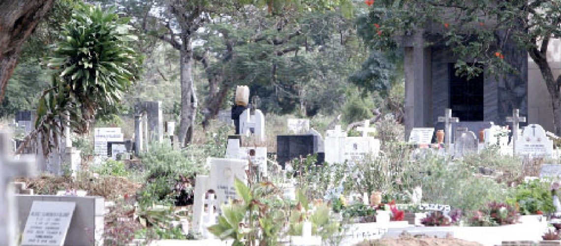 Mortos profanados no cemitério de Lhanguene