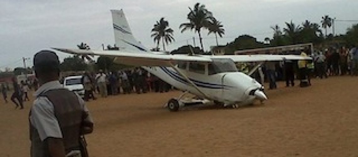 Avioneta pousa de emergência num campo de futebol em Maputo