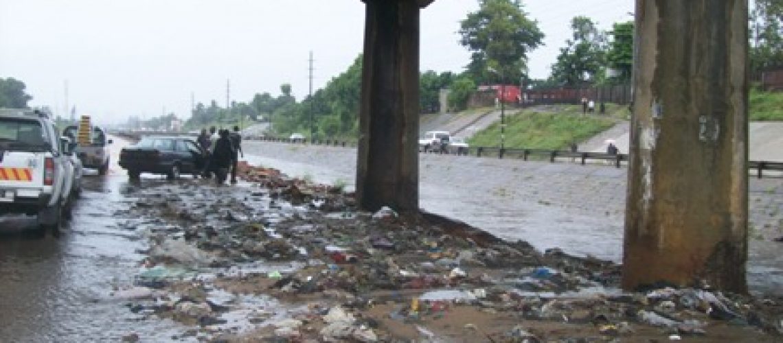 Chuvas em Maputo: mais de 80 famílias pernoitam em escolas