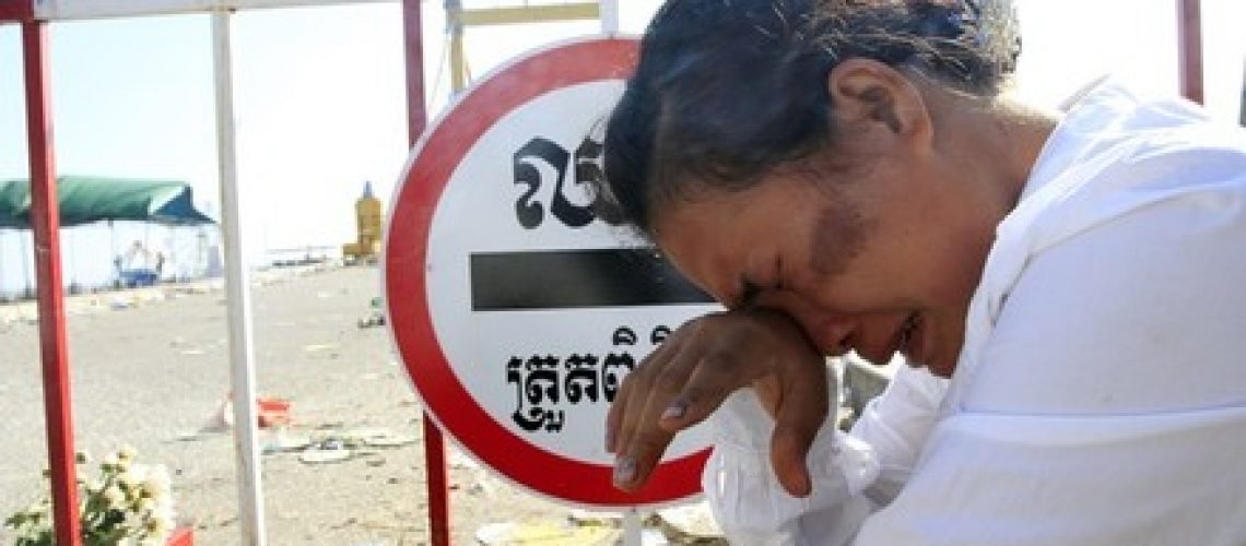 Governo cambojano sai ileso de tumulto que deixou 456 mortos