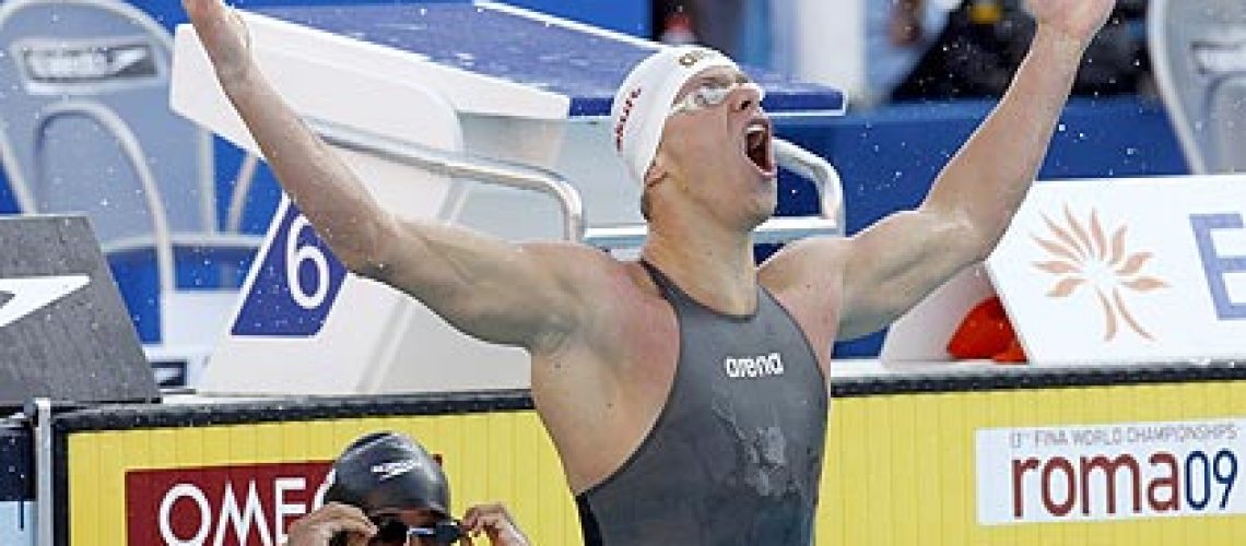 César Cielo é ouro nos 100 m livres e bate recorde mundial