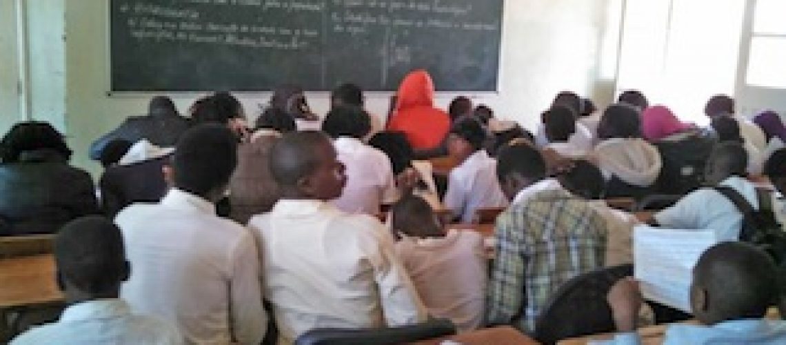 Educação espera contratar 11 mil professores primários mas rácio vai continuar em 65 alunos por turma em Moçambique