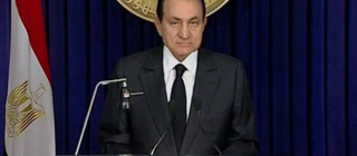 Mubarak é detido e militares ganham respeito no Egito