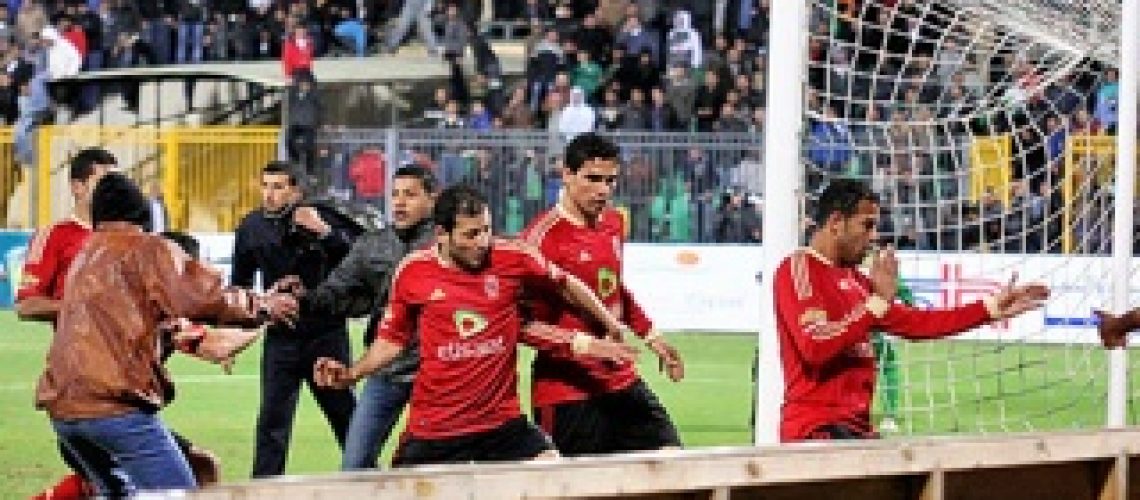 Distúrbios em jogo de futebol deixam dezenas de mortos no Egito