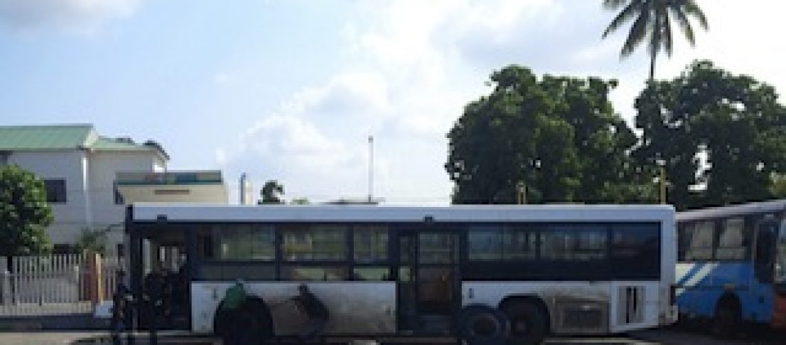 Nem com pneus e baterias novas autocarros saem do “cemitério” da EMTPM; Governo e chapeiros já acordaram nova tarifa para Maputo