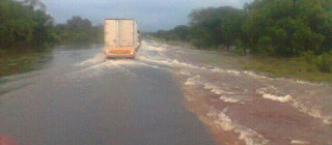 Chuvas já condicionam tráfego rodoviário na EN1 no centro de Moçambique