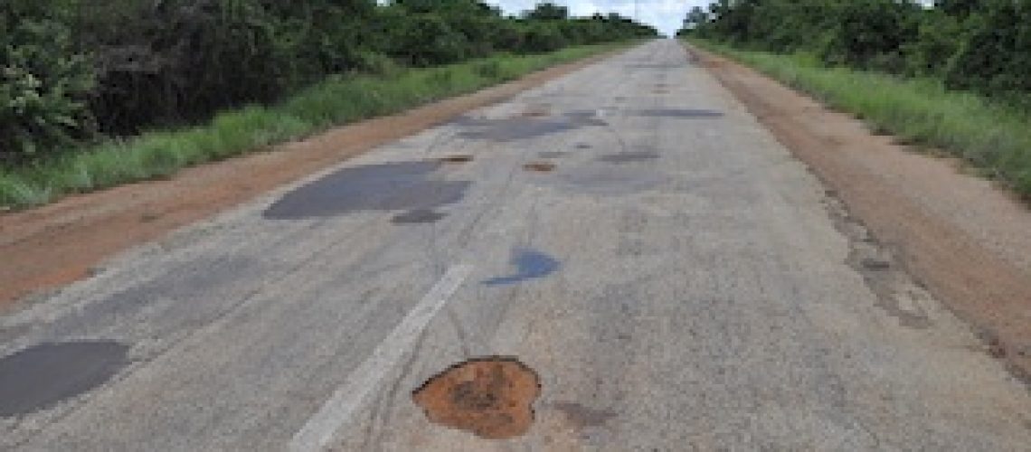 Mais de 10 mil quilómetros de estradas ficaram por asfaltar ou reabilitar este ano em Moçambique devido a crise da Dívida Pública