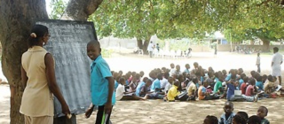 Meio milhão de crianças estuda debaixo das árvores em Moçambique