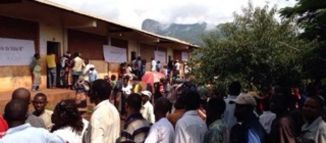 Boa afluência no início da repetição da votação no município do Gurúè; Há tentativas de fraude