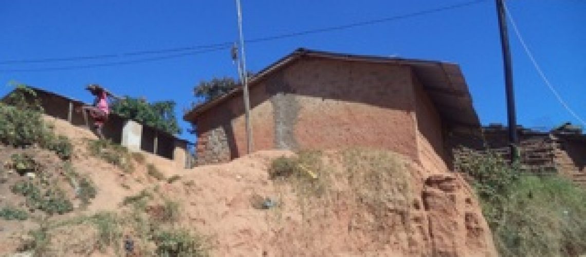 Erosão ameaça engolir casas em Nampula
