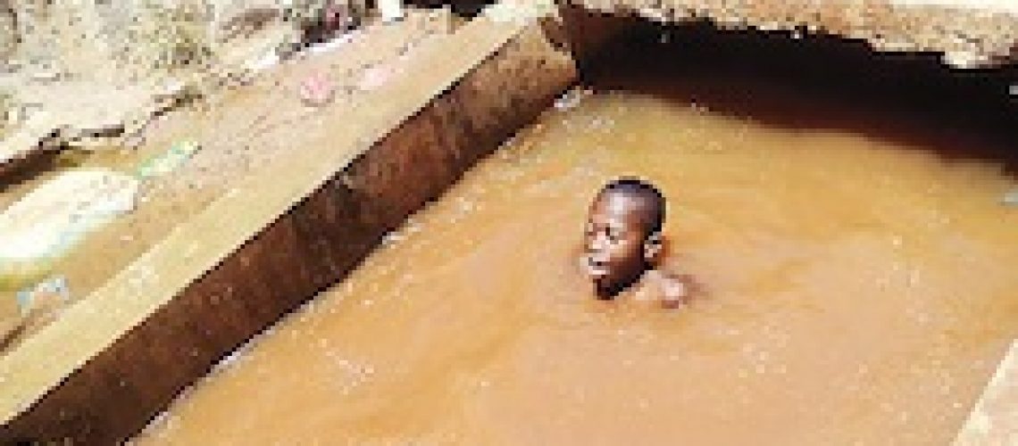 População “consome” água dos esgotos e valas de drenagem em Nampula