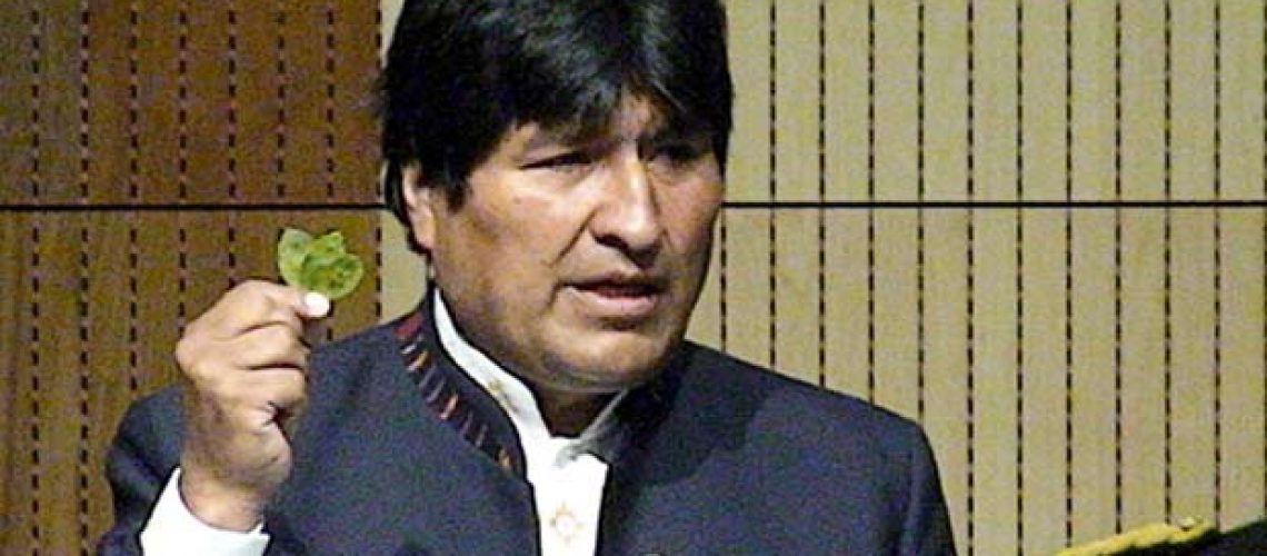 Evo Morales masca folhas de coca na ONU para defender sua legalização