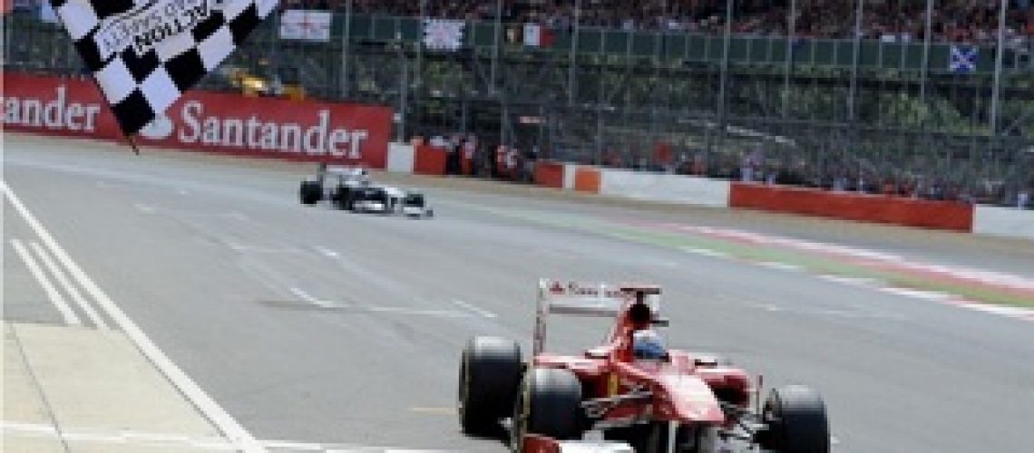 GP Inglaterra: Alonso põe a Ferrari no topo do pódio pela primeira vez no ano