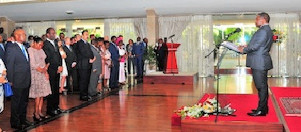 Nyusi “gazeta” Fórum Económico Mundial e desafia corpo diplomático: corrupção é “importada para Moçambique”