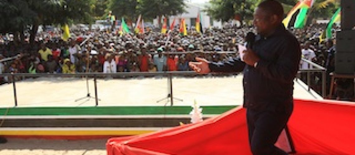 Nyusi volta a cortar no apoios aos mais pobres e idosos em Moçambique