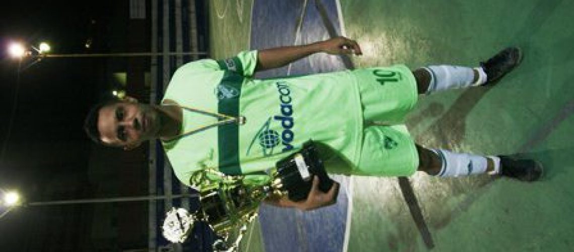 Liga Muçulmana carrega o troféu da cidade em Futsal