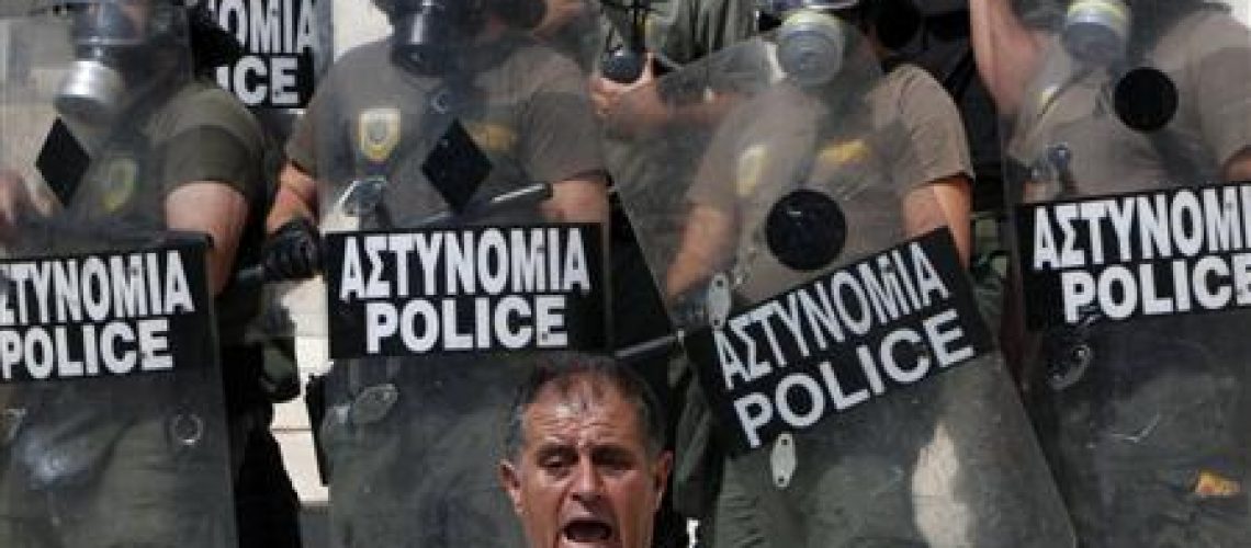 Protesto de camionistas acaba em choque com polícia em Atenas