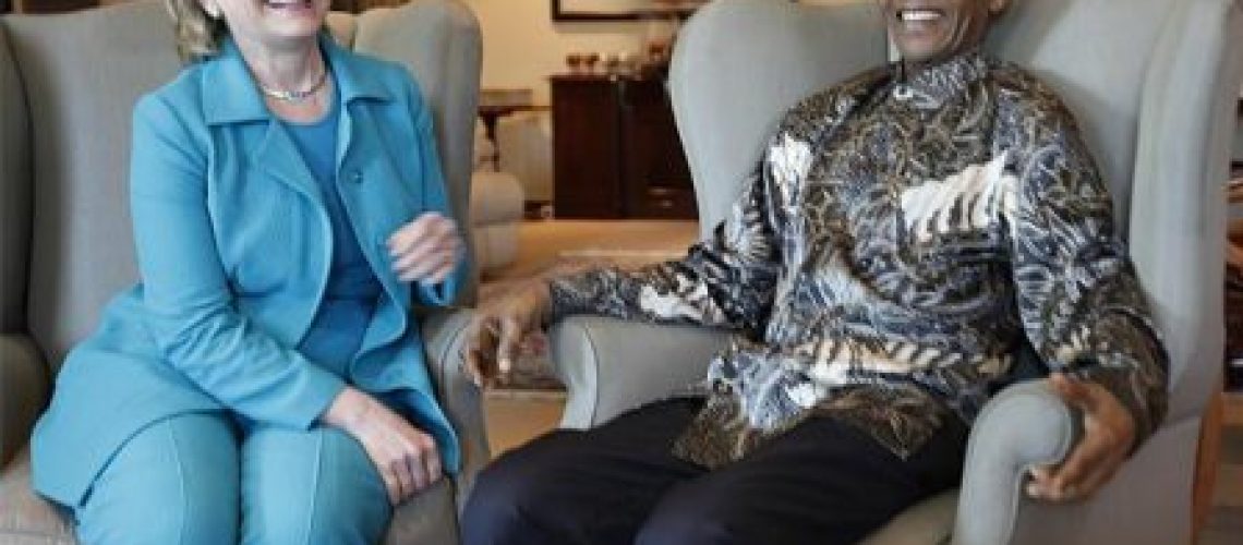 Hillary dá um novo tom às relações dos Estados Unidos com a África