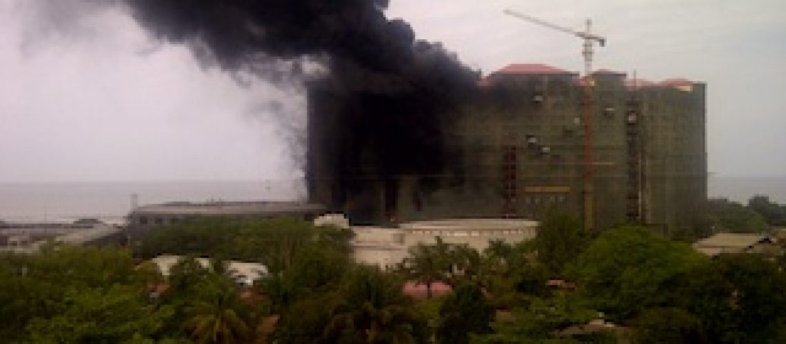 Fumo “sem muito fogo” gera pânico num edifício em construção em Maputo