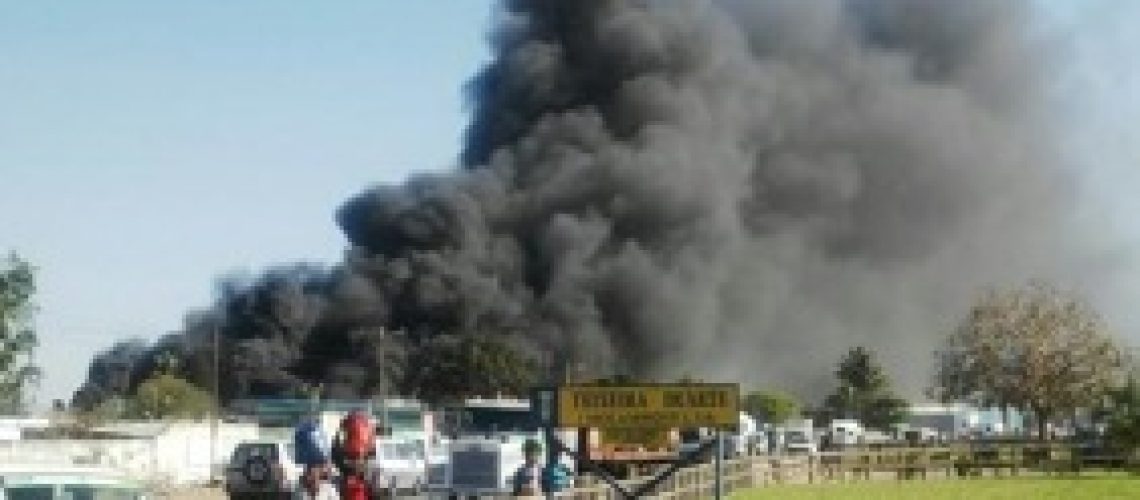 Incêndio reduz fábrica a cinzas em Maputo