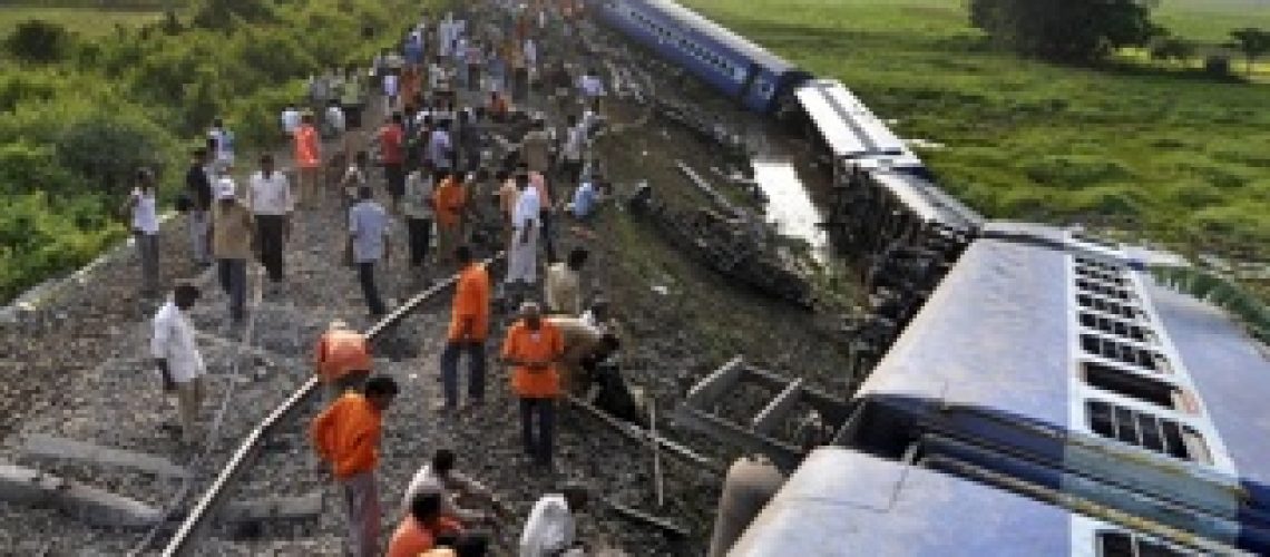 Acidente ferroviário no norte da Índia deixa 80 mortos