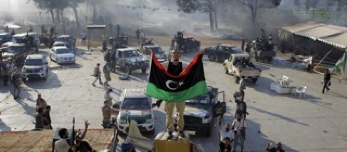 Rebeldes entram em quartel-general de Khadafi