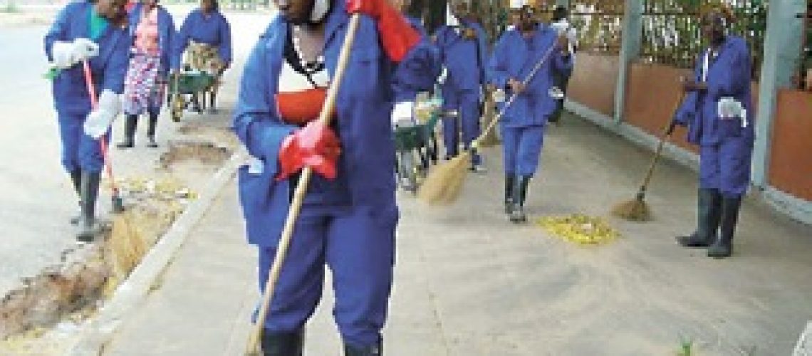 Amurane recruta mão-de-obra barata para a limpeza da cidade