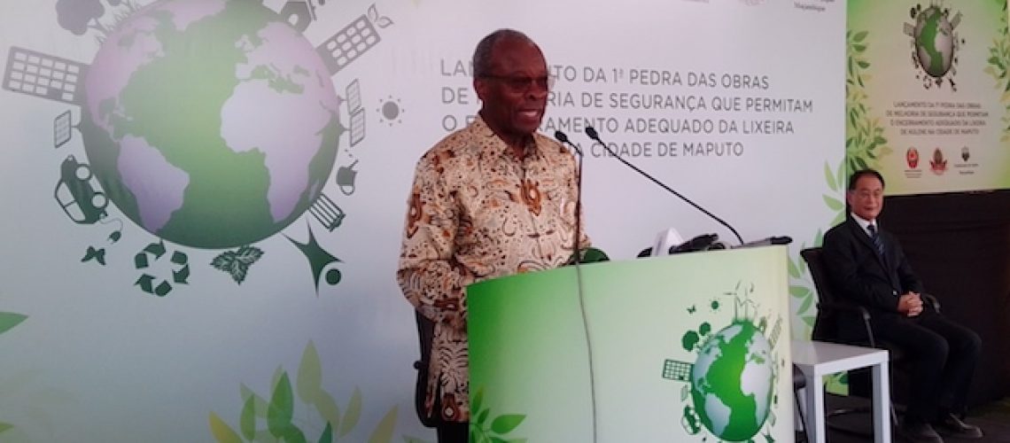 Edil de Maputo admite que Lixeira do Hulene vai continuar a funcionar mais alguns anos