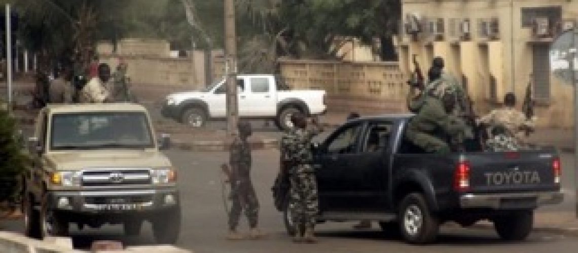 Rebeldes avançam no norte do Mali e amotinados procucam o presidente